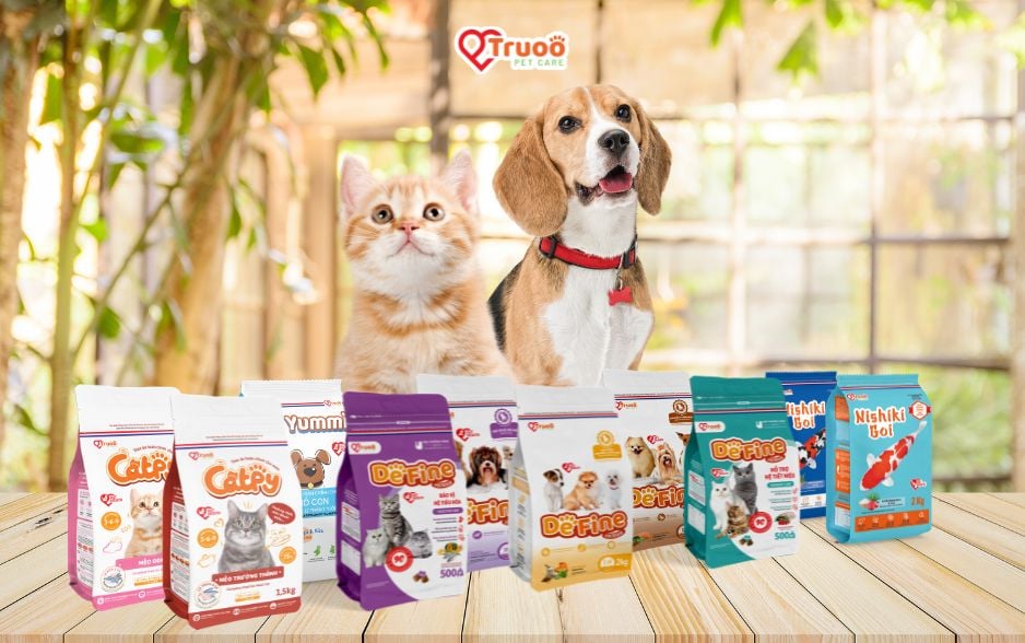 Thức ăn kh&ocirc; cho ch&oacute; m&egrave;o ph&ugrave; hợp với những chủ nu&ocirc;i bận rộn.