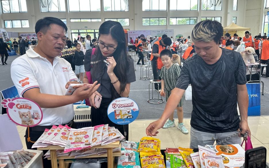 Người tham quan được tư vấn chi tiết về dinh dưỡng cho thú cưng